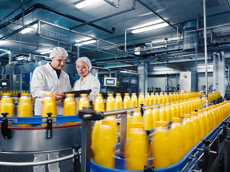 Appelsiinimehua täytetään juomia valmistavassa laitoksessa