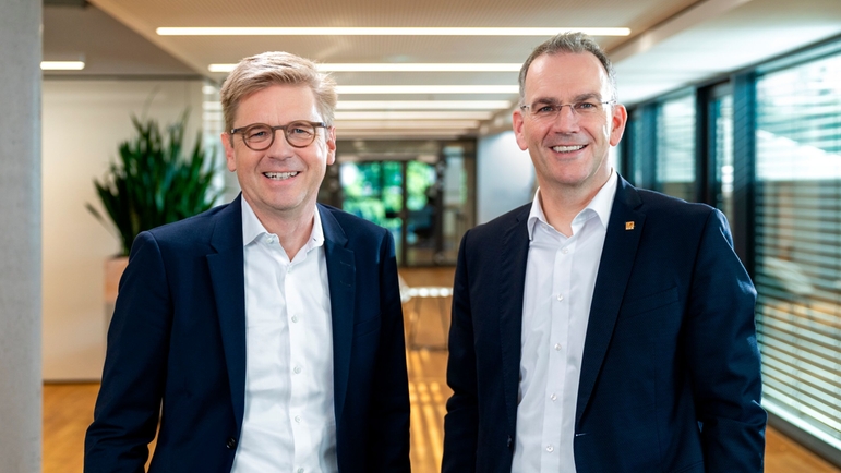 Mats Gökstorp, SICK AG:n johtokunnan puheenjohtaja ja Peter Selders, Endress+Hauser Groupin toimitusjohtaja.