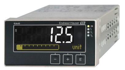 RIA46-näyttö, jossa on ohjausyksikkö analogisten mitattujen arvojen valvontaan ja osoittamiseen