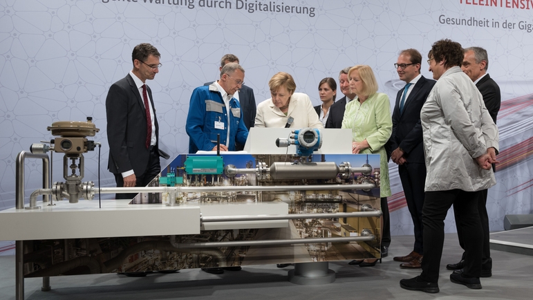 Endress+Hauser esitteli digitalisaation mahdollisuuksia Saksan liittokansleri Angela Merkelille.