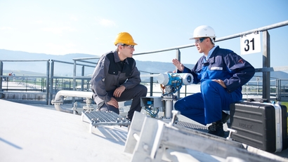 Chemical engineer explains to the customer what to look out for