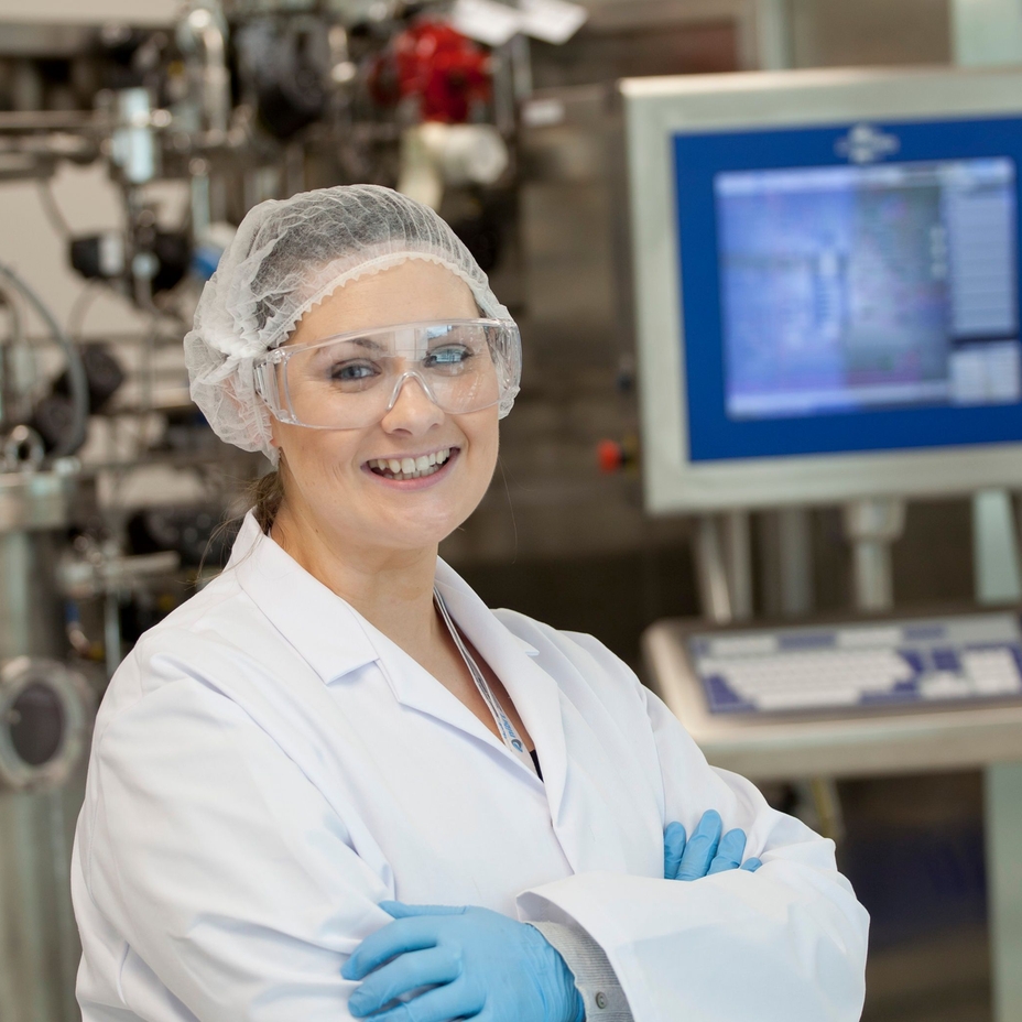 Biotekniikan tutkija laboratoriossa