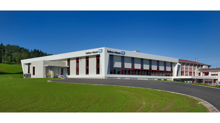 Endress+Hauser avaa uuden tuotantolaitoksen Nesselwangissa Saksassa.