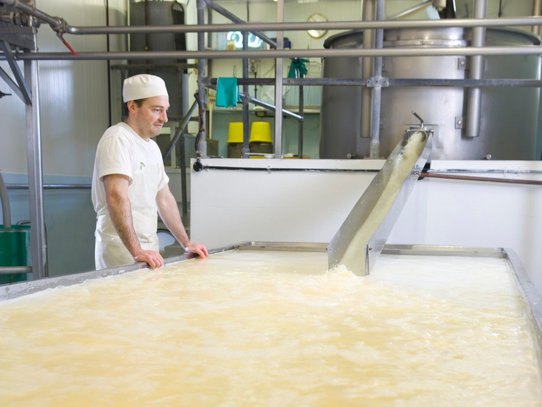 Efficient phase separation of whey Phase separation of whey