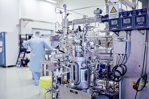 Bioreaktori biofarmaseuttisessa tuotantolaitoksessa
