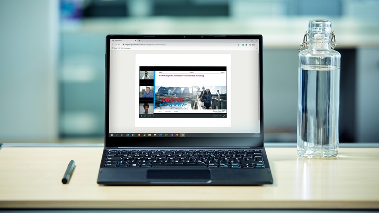 Kannettava tietokone, jossa näkyy käynnissä oleva Endress+Hauserin online-seminaari