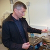 Chr. Hansenin metrologi Tommy Mikkelsen kalibroi lämpötila-anturin laboratoriossa