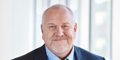 Endress+Hauser Groupin toimitusjohtaja Matthias Altendorf ja yrityksen pääkonttori Reinachissa Sveitsissä.