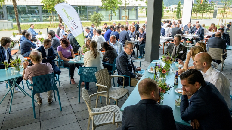 Endress+Hauser juhlisti uuden innovaatioklusterin avajaisia ​​Freiburgissa Saksassa vieraiden ja työntekijöiden kanssa.