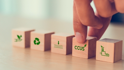 Hiilen talteenotto-, hyödyntämis- ja varastointikonseptia (CCUS) symboloidaan viidellä puupalkilla.