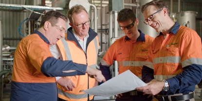 Wildfire Energy Australian tiimi keskustelemassa pilottilaitoksen kerrostumasta ja prosesseista.