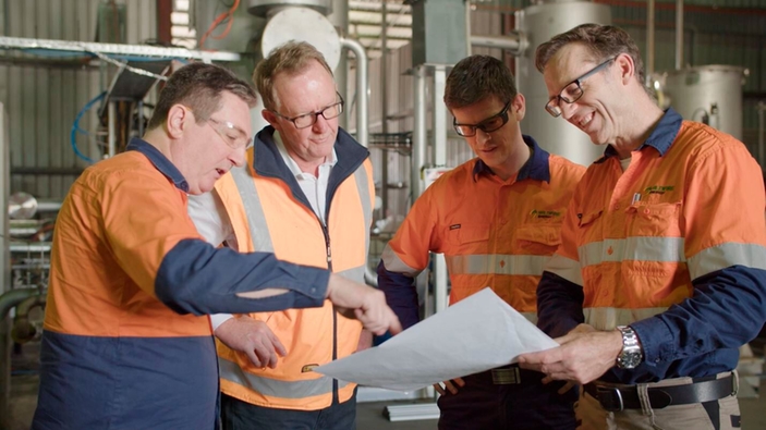 Wildfire Energy Australian tiimi keskustelemassa pilottilaitoksen kerrostumasta ja prosesseista.