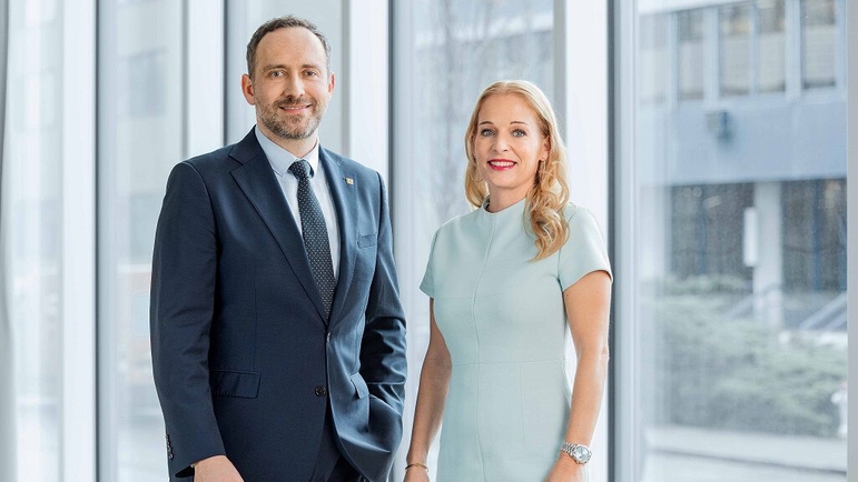 Steven Endress ja Sandra Genge, kaksi yrityksen perustajan lapsenlasta.